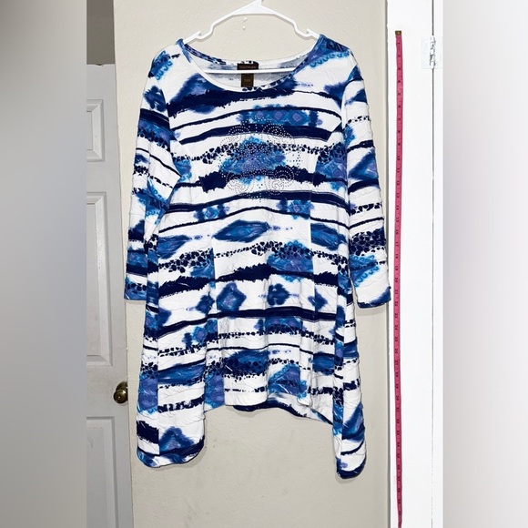 Múltiples Blue and White Patterned Long Sleeve Top- used size L mtp(26) - Picture 2 of 8